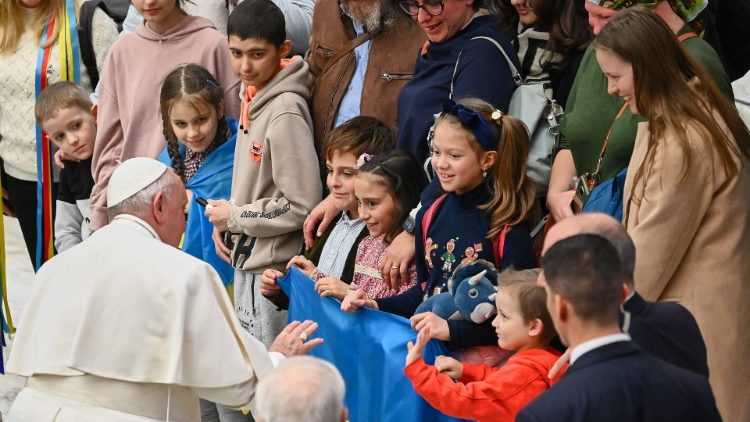 Pope greeting Ukrainians at General Audience