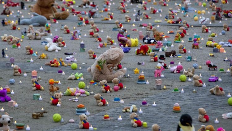 Ursos de pelcia e brinquedos, representando crian?as raptadas ou mortas na guerra na Ucr?nia. (Foto de NICOLAS MAETERLINCK / Belga / AFP) 
