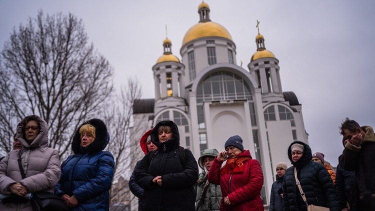 Lutja e ukrainasve para një kishe në Buça
