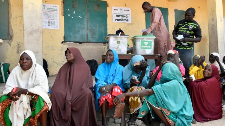 Deslocados internos, پ do Boko Haram, votam em Yola, em 25 de fevereiro