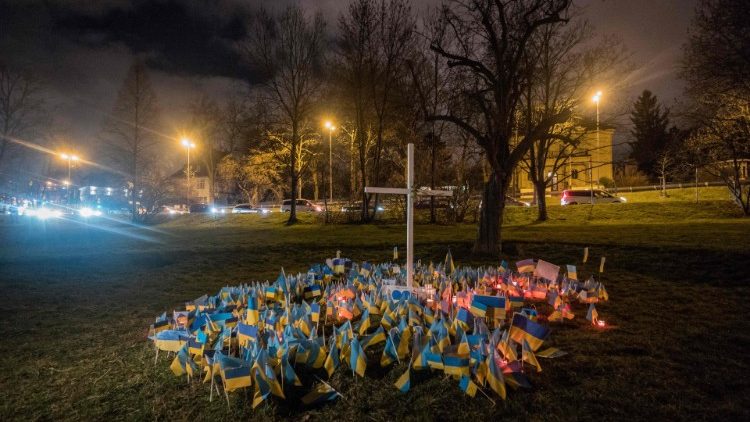 Pessoas prestam homenagem às vítimas da guerra em frente à embaixada russa, durante um protesto que marca o aniversário de um ano da invasão russa da Ucrânia, em Praga, República Tcheca, em 25 de fevereiro de 2023. REUTERS/David W Cerny