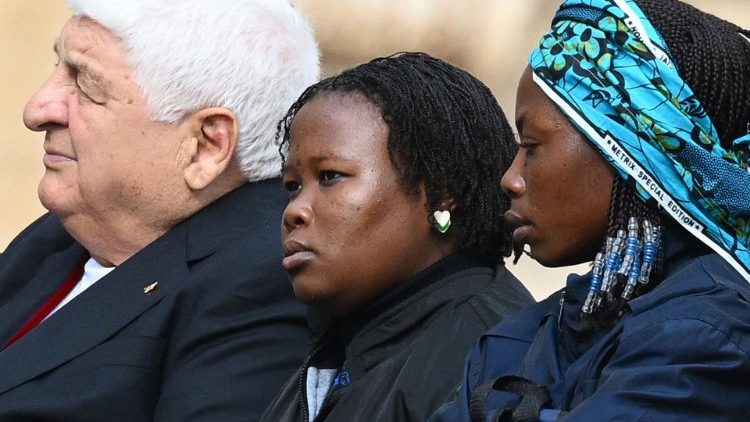 Maria et Janada au cours de l'audience générale le 8 mars 2023