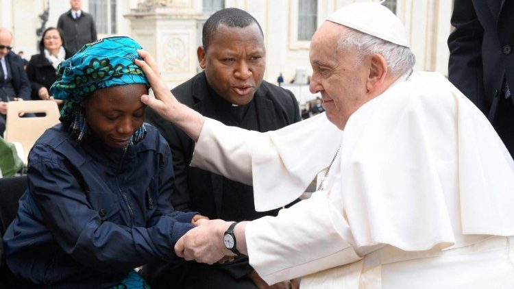 Le Pape bénissant Janada lors de l'audience générale