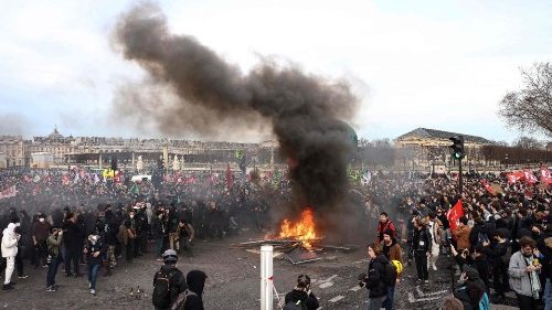 Francia, la riforma delle pensioni scavalca il Parlamento: rabbia in piazza