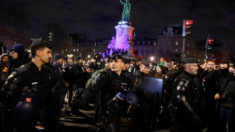 Manifestazioni con scontri a Place de la Republique, Parigi, e nelle piazze di diverse citt della Francia contro la riforma delle pensioni