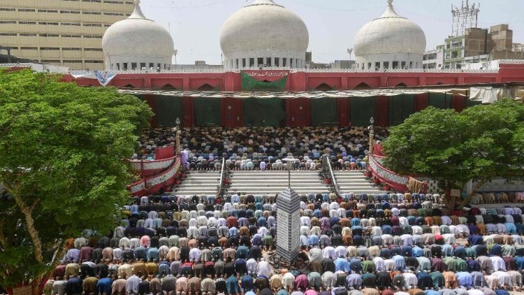 Fieles musulmanes ofrecen las oraciones del viernes en el segundo da del ayuno santo por el Ramadn 2023. (AFP or licensors)
