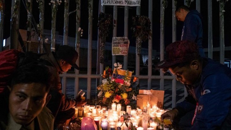 Des migrants se recueillent devant le centre où au moins 38 migrants ont perdu la vie dans un incendie à Ciudad Juarez. Le 28 mars 2023