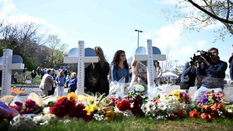 Menschen erweisen den Opfern einer Schie?erei am 28. M?rz 2023 in Nashville, Tennessee, an einer behelfsm??igen Gedenkst?tte im Geb?ude der Covenant School an der Covenant Presbyterian Church die Ehre.