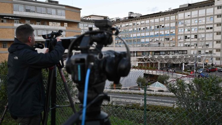 Telecamere puntate alle finestre dell'appartamento privato del Papa al Policlinico Gemelli