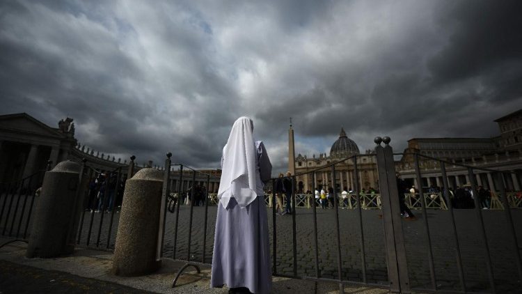 In preghiera in Piazza San Pietro per il Papa