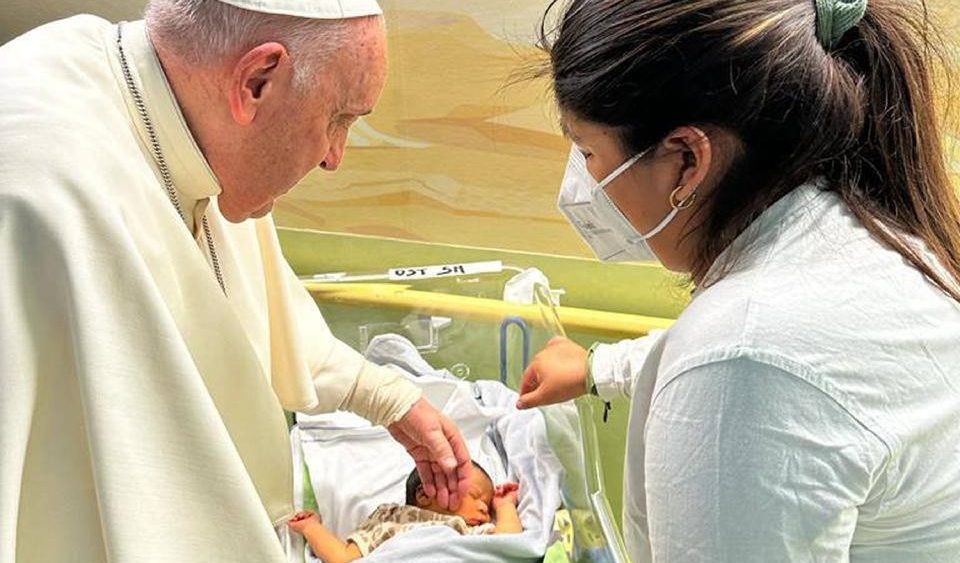 Le Pape François dans le service d'oncologie pédiatrique de l'hôpital Gemelli, le 31 mars 2023