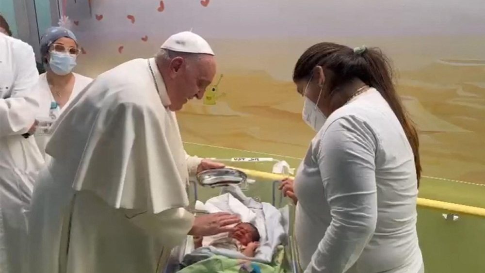Le Pape François confère le sacrement du baptême à un bébé, le 31 mars 2023