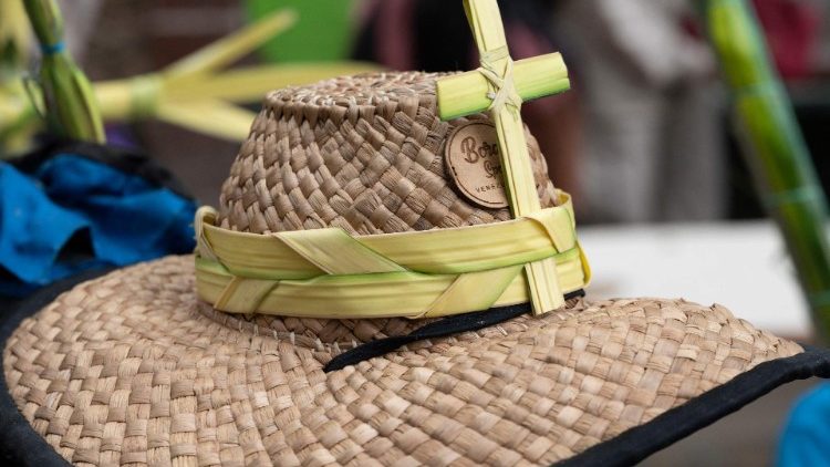 Gibt es eine kulturbergreifende christliche Identit?t? Im Bild: Strohhut mit Kreuz eines venezolanischen Palmenarbeiters