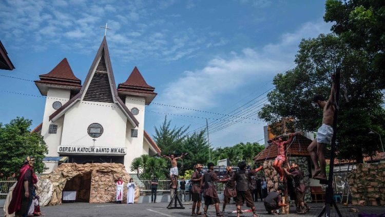 Des fidèles catholiques reconstituent la crucifixion de Jésus-Christ à l'occasion de la semaine sainte dans l'enceinte de l'église St Mikael à Surabaya, le 7 avril 2023. 