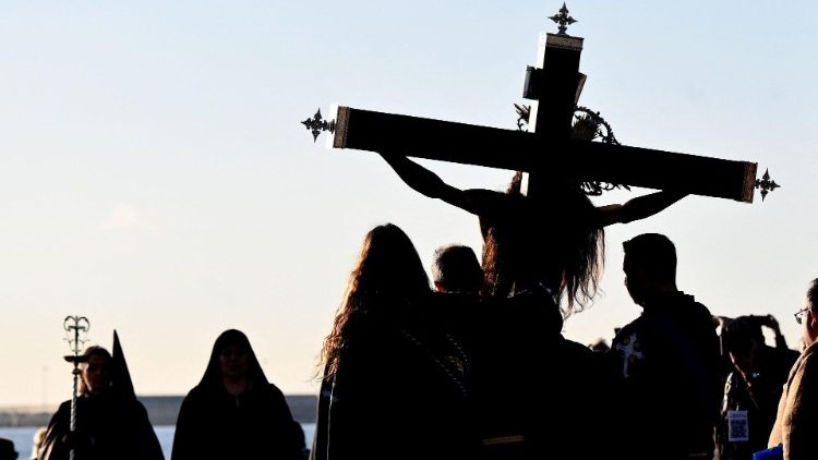 Wir sind eingeladen, uns von ihm verwandeln zu lassen, wenn wir bereit sind, das Geschenk des Kreuzes anzunehmen.