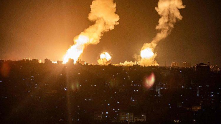 Esta imagen tomada a primera hora del 7 de abril de 2023 muestra explosiones en Jan Yunis, en el sur de la Franja de Gaza, durante los ataques areos israeles contra el enclave palestino. 