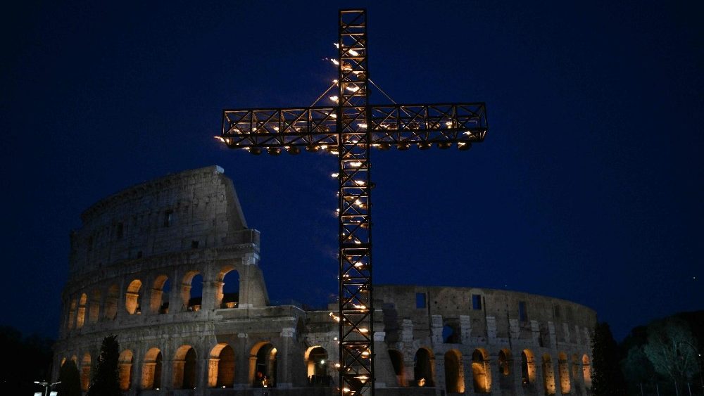 TOPSHOT-ITALY-VATICAN-RELIGION-POPE-GOOD FRIDAY-WAY OF THE CROSS