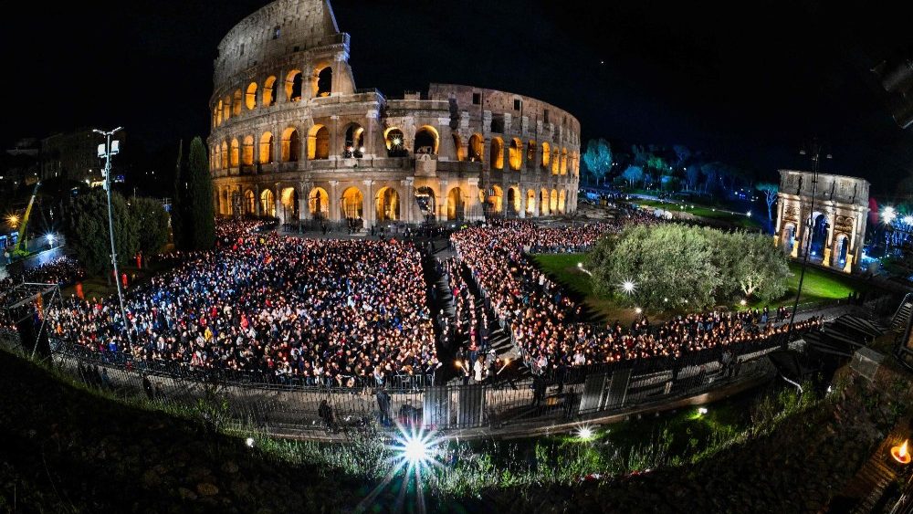 TOPSHOT-ITALY-VATICAN-RELIGION-POPE-GOOD FRIDAY-WAY OF THE CROSS