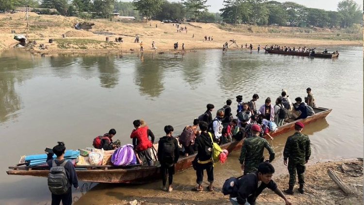 Des rfugis de Birmanie tentent de fuir leur pays  cause des exactions de l'arme, en direction de la Tha?lande, le 11 avril 2023,  travers le fleuve Moei, frontire naturelle entre les deux ?tats. 