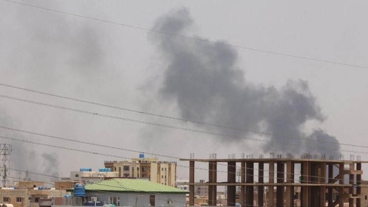 Terzo giorno di combattimenti a Khartoum tra l'esercito governativo e i paramilitari delle Forze di supporto rapido