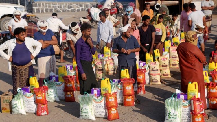 உணவுப் பொருள்கள் பெறும் ஏமன் மக்கள் 