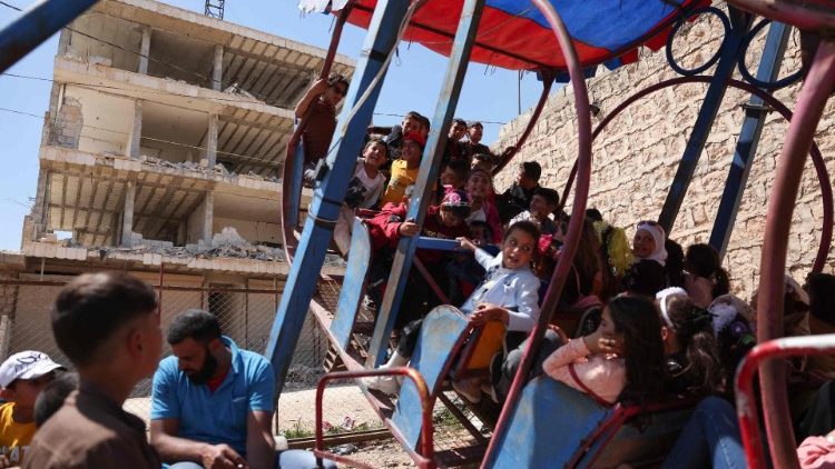 Kinder spielen inmitten von Geb?uden, die bei dem Erdbeben, das die ը und Syrien im Februar erschtterte, besch?digt wurden
