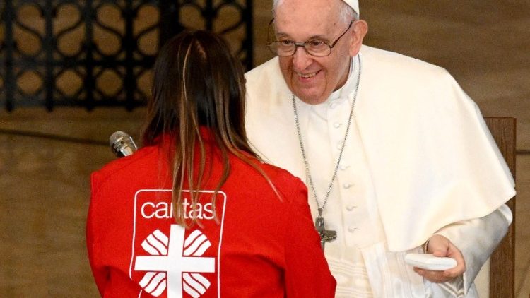 Papie? Franciszek na spotkaniu z ubogimi i uchod?cami w ko?ciele ?w. El?biety W?gierskiej w Budapeszcie, 29 kwietnia 2023