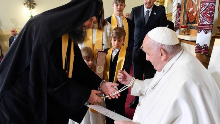 Bp Kocsis zakładający Papieżowi Franciszkowi czotki na rękę, Budapeszt, 29 kwietnia 2023