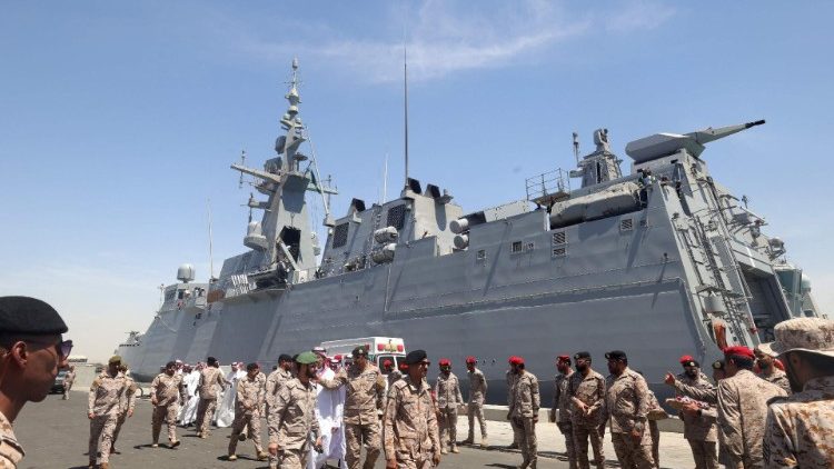 Viele Menschen fliehen mit der F?hre aus Port Sudan im Sudan nach Saudi-Arabien (hier ein Bild am saudi-arabischen Hafen von Jeddah)