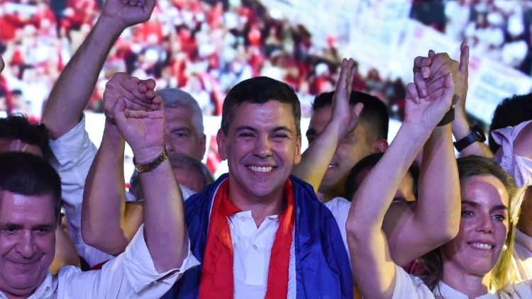 Santiago Peña celebrates with his wife