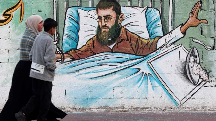 Un mural en la Franja de Gaza que representa a Khader Adnan, lder de la Yihad islmica en Cisjordania, rechazando la comida en prisin. Adnan muri esta ma?ana tras 86 das de huelga de hambre