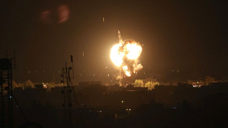 Imagem de uma explos?o noturna em Gaza causada por um ataque israelense (AFP or licensors)