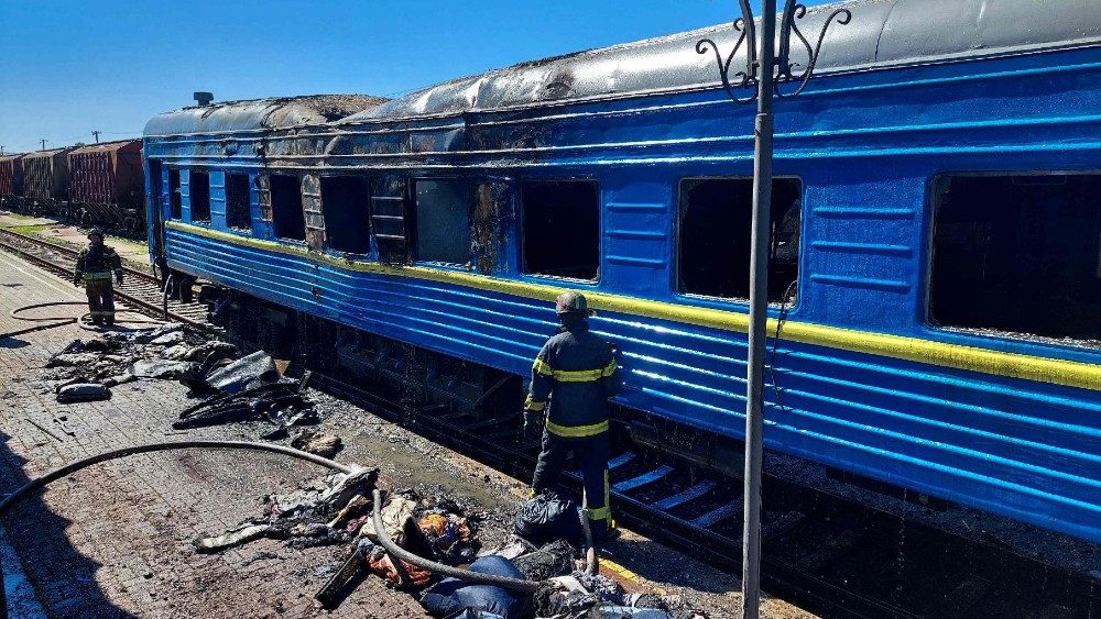 Trem de passageiros atingido por ataque russo no centro de Kherson, em 3 de maio de 2023. Photo Dina Pletenchuuk/AFP