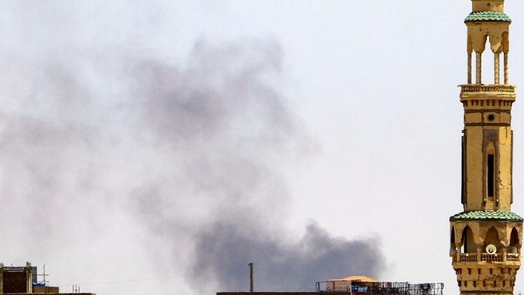 Una moschea colpita a Khartoum,. La guerra non ha connotazioni religiose o etniche, tutti sono colpiti