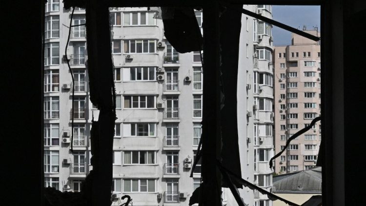 Fotografia tirada em 8 de maio de 2023 mostra janela despedaçada em prédio residencial em Kiev atingido por ataque russo. )Photo by Genya SAVILOV/AFP)