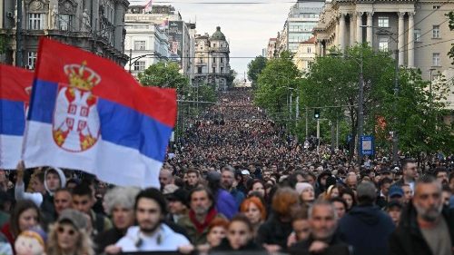Après les fusillades, la révolte des Serbes contre la violence dans les médias