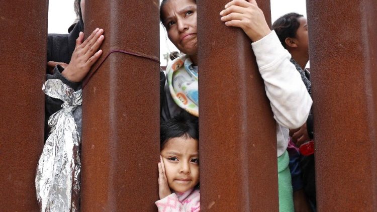 Flchtlinge aus Lateinamerika am US-Grenzzaun