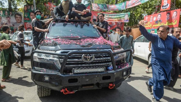 Le vhicule d'Imran Khan  son arrive devant la Haute Cour de Lahore, le 15 mai. 