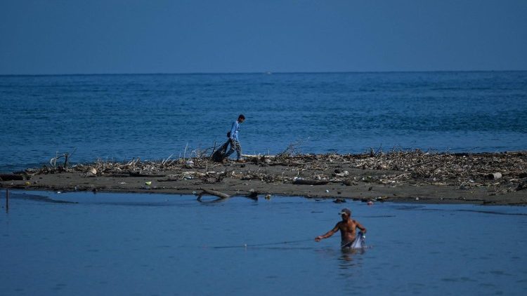 Indonezja, ludzie zbierające odpady wyrzucone przez morze