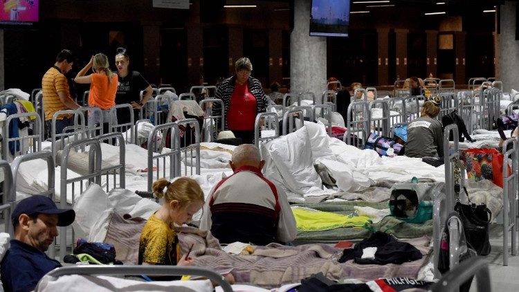 Cittadini russi di Belgorod e rifugiati da Shebekino, nella Belgorod Arena, dopo gli attacchi ucraini e dei dissidenti russi 