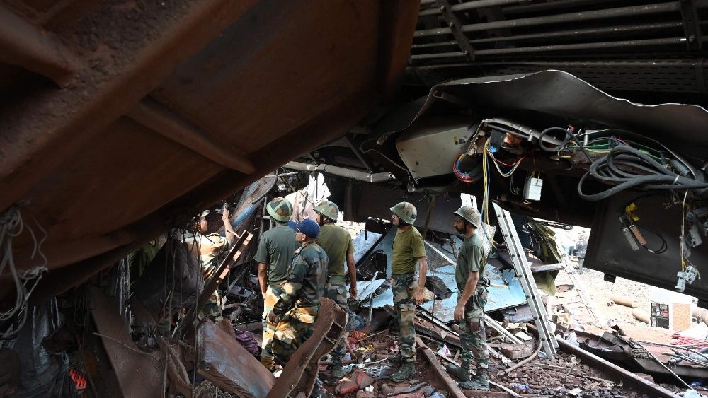 Militares procuram sobreviventes em meio aos destro?os no local do acidente de uma colis?o de trs trens perto de Balasore, a cerca de 200 km (125 milhas) da capital do estado, Bhubaneswar, no estado oriental de Odisha, em 3 de junho de 2023. (Foto de DIBYANGSHU SARKAR /AFP)