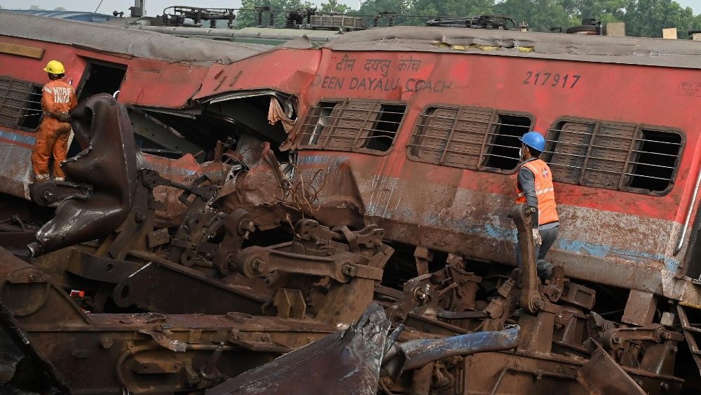 Equipes de resgate procuram sobreviventes em meio aos destro?os de carruagens no local do acidente de uma colis?o de trs trens perto de Balasore, a cerca de 200 km (125 milhas) da capital do estado, Bhubaneswar, no estado oriental de Odisha, em 3 de junho de 2023. (Foto por DIBYANGSHU SARKAR / AFP)