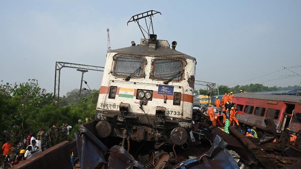 Equipes de resgate e militares se renem em torno de carruagens danificadas no local do acidente de uma colis?o de trs trens perto de Balasore, a cerca de 200 km (125 milhas) da capital do estado, Bhubaneswar, no estado oriental de Odisha, em 3 de junho de 2023. (Photo by DIBYANGSHU SARKAR / AFP)
