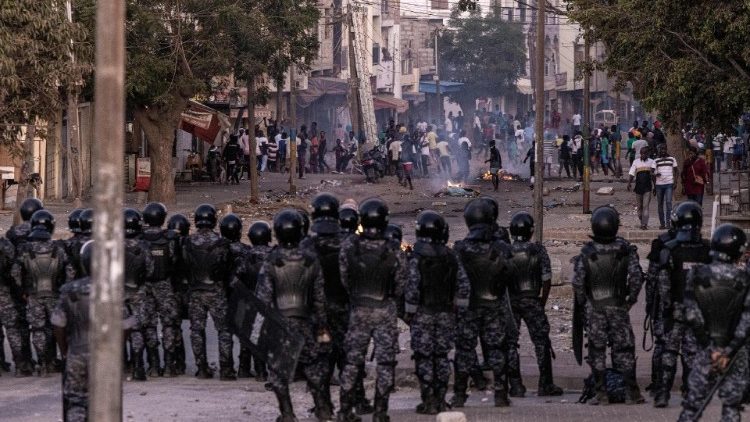 Scontri tra forze dellordine e dimostranti a Dakar