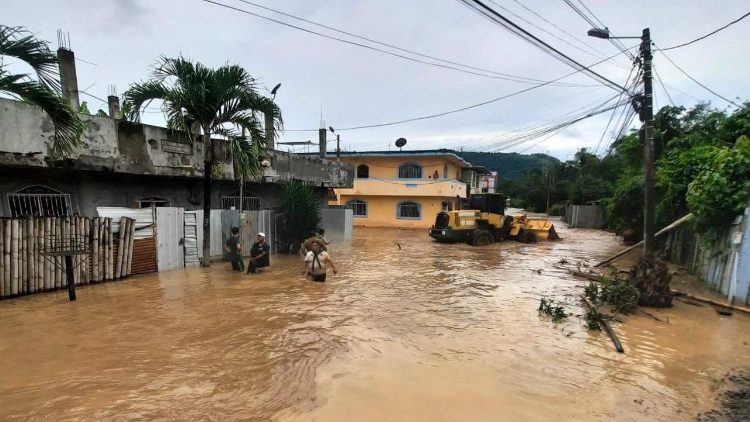 Fuertes lluvias en zona costera de Ecuador - Vatican News