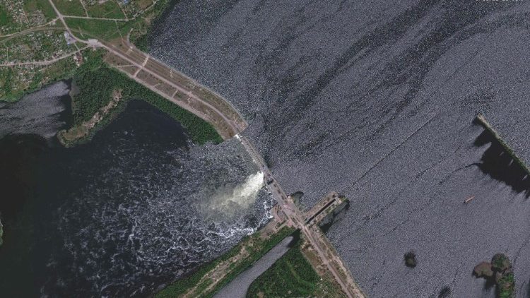 Imagem de satélite, cortesia da Maxar Technologies, dá visão panorâmica da barragem de Nova Khakovka no sul da Ucrânia, em 28 de maio de 2022. O presidente ucraniano, Volodymyr Zelensky, convocará seu Conselho de Segurança com urgência em 6 de junho de 2023 após uma explosão na barragem hidrelétrica de Kakhovka no sul do país, disse um alto assessor. . (Photo by Satellite image 2023 Maxar Technologies / AFP)