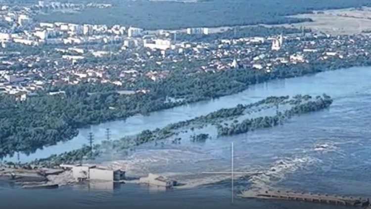 Zniszczona zapora Kachowskiej Elektrowni Wodnej