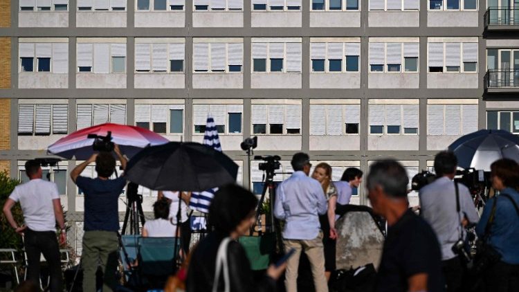 Giornalisti radunati al Policlinico Gemelli