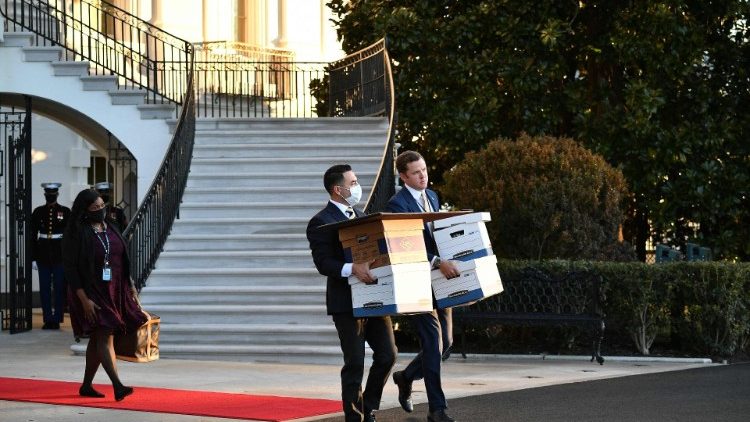 Una foto del 20 gennaio 2021 mostra gli assistenti di Trump che portano le scatole al Marine One prima che l'ex presidente parta dalla Casa Bianca nellultimo giorno del suo mandato