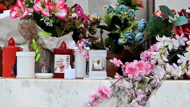 Genesungswnsche fr Papst Franziskus: Blumen und Kerzen unter der Statue von Johannes Paul II. vor dem Gemelli-Krankenhaus